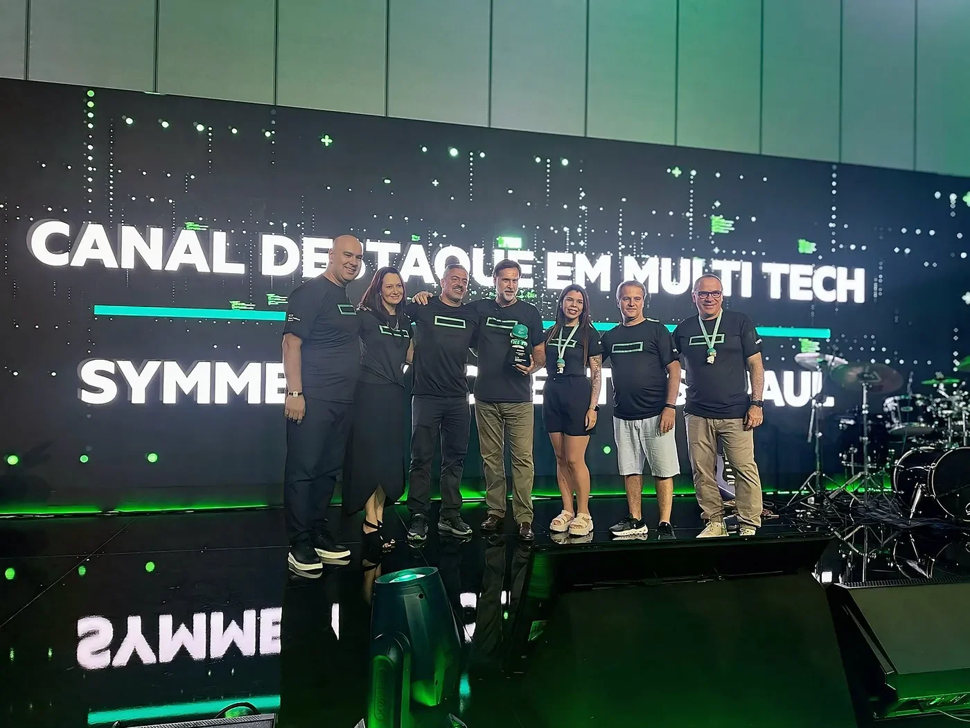Equipe Symmetry recebendo o prêmio Canal de Destaque em Multi Tech da HPE